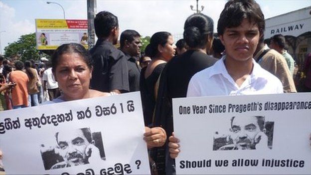 Sandhya and Sanjaya Eknaligoda hold pictures of Prageeth Eknaligoda during a recent demonstration