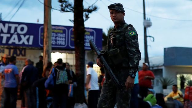 Um soldado trabalha no controle do fluxo de imigrantes em Roraima