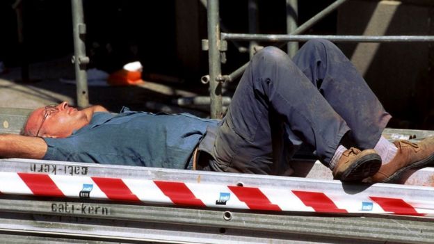 عامل يقيل أثناء النهار في موقع العمل