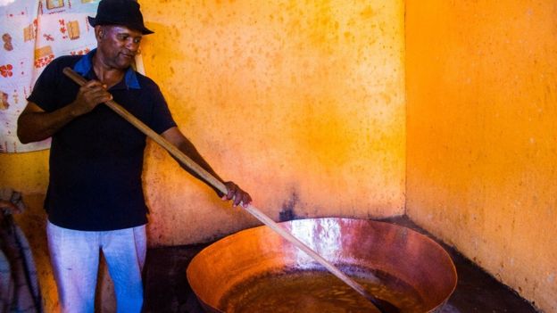 Homem produzindo marmelada no Quilombo Mesquita