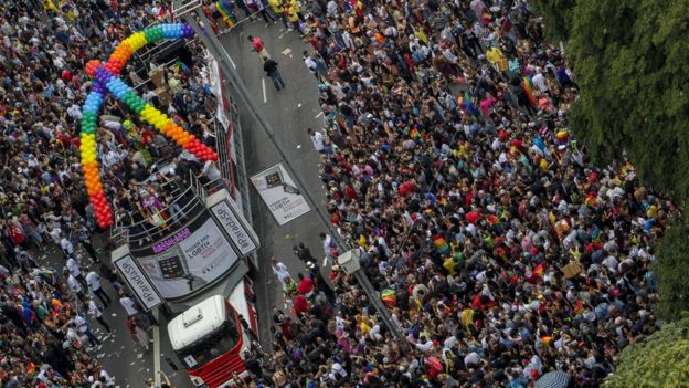 Milhares de foliões participam da 22ª Parada do Orgulho Gay, em São Paulo, Brasil, em 3 de junho de 2018