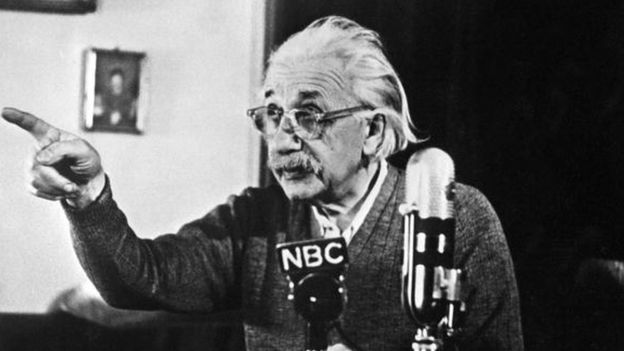كرس اينشتاين حياته للعلم، ولكنه أشار في مذكرته إلى أن تحقيق هدف تصبو إليه منذ أمد طويل لا يضمن السعادة