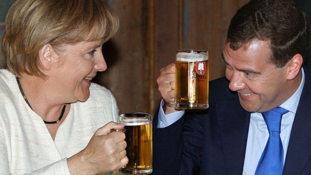 Канцлер Германии Ангела Меркель и Дмитрий Медведев пьют пиво в 2009 году