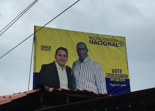 Pancarta con Fabricio Alvarado (izquierda) y Eduardo Cruickshank, ambos evangélicos y del partido Restauración Nacional. (Foto: Tamara Gil/BBC Mundo)