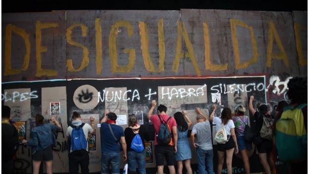 Protesta en Chile bajo una pintada que lee "Desigualdad".