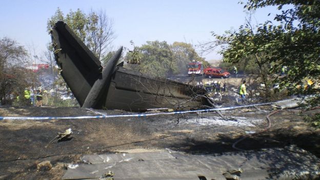 Parte de la cola del avión de Spanair que se estrelló el 20 de agosto de 2008 en el aeropuerto de Madrid Barajas poco después de despegar.