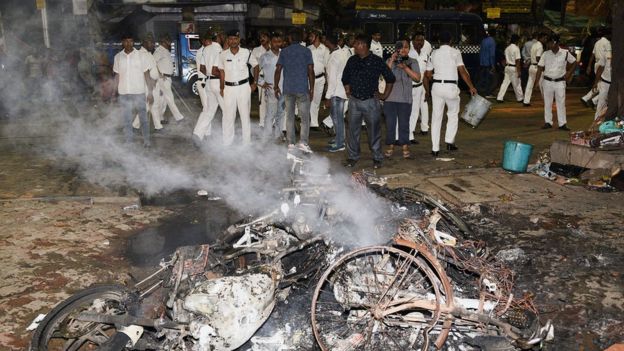 নির্বাচনকে ঘিরে কলকাতায় রাজনৈতিক সহিংসতা বাড়ছে, উত্তপ্ত হয়ে উঠছে পরিস্থিতি।