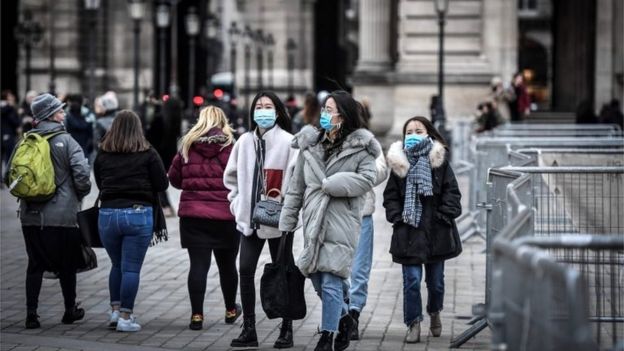Mulheres usam máscara em Paris