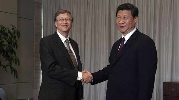 Bill Gates saluda a Xi Jinping