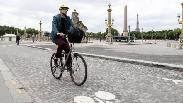 Un ciclista pasea por la plaza de la Concordia en París, el 4 de mayo, cuando se cumplen 45 días de cuarentena estricta en Francia.