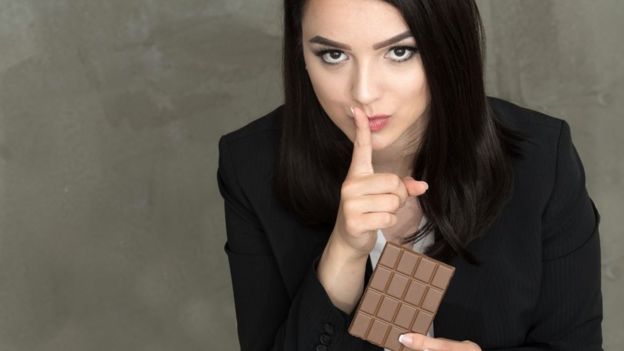 Una mujer con un chocolate