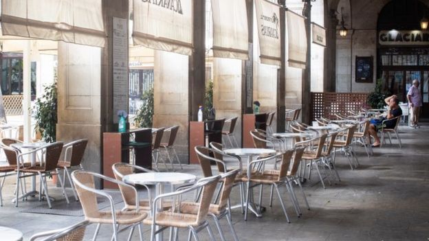 Restaurante com mesas e cadeiras vazias em Barcelona