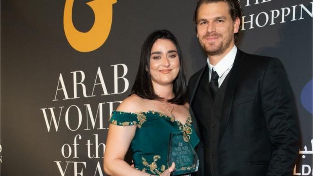 أنس وزوجها في حفل في لندن عند حصولها على جائزة أفضل لاعبة عربية عام 2019 من جمعية في لندن