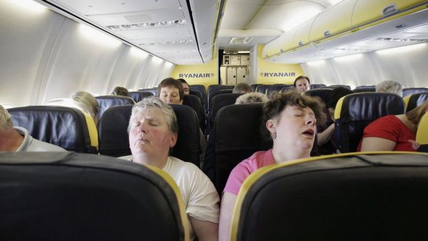 Pasajeros duermen en un avión