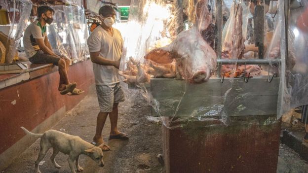 Un mercado mojado cubierto con plástico.