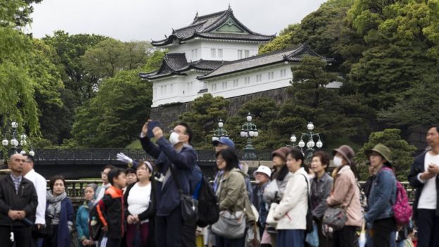 Gente a las afueras del palacio imperial de Tokio