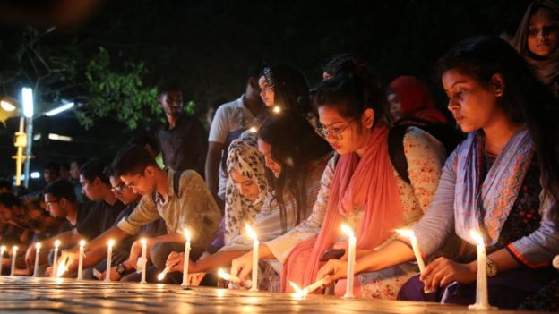 ঢাকা বিশ্ববিদ্যালয়ের ছাত্র-ছাত্রীরা মোমবাতি জালিয়ে আবরার হত্যার প্রতিবাদ করেন, ০৯-১০-২০১৯।