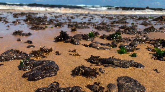 Petróleo en playas de Brasil