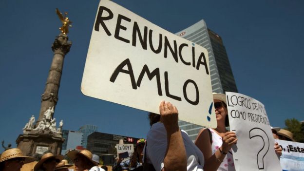 Pancarta de protesta contra el presidente de México.