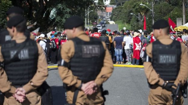 Polícia Militar reforçava a segurança ao redor da Superintendência da Polícia Federal na capital paranaense no dia 8 de abril de 2018, após a prisão do ex-presidente Lula
