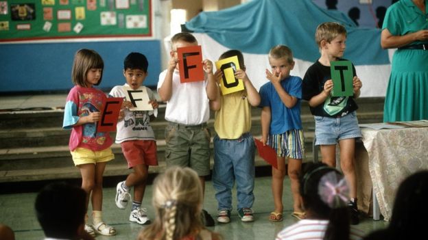 Crianças na escola na Ilha de Ascensão