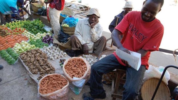 Vendedores en un mercado africano