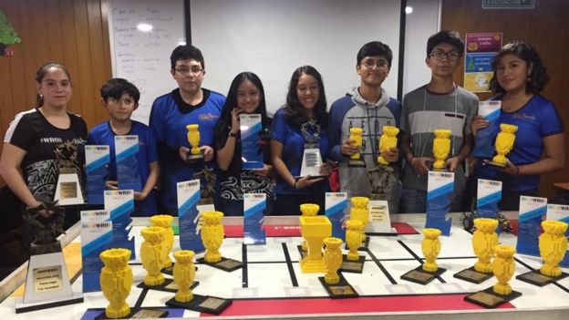 Estudiantes de Robotecnia, una de las escuelas mÃ¡s reconocidas en robÃ³tica extracurricular en MÃ©xico.