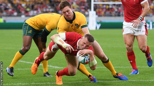 Hadleigh Parkes touches down for Wales' first try