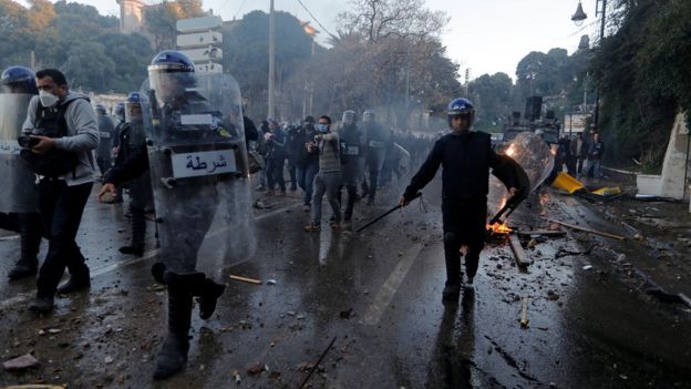 Police and protesters clash in Algeria March 2019