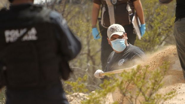 Forenses mexicanos excavan en un lugar en el que se creía que había enterradas numerosas víctimas de la violencia del narcotráfico, en 2010.