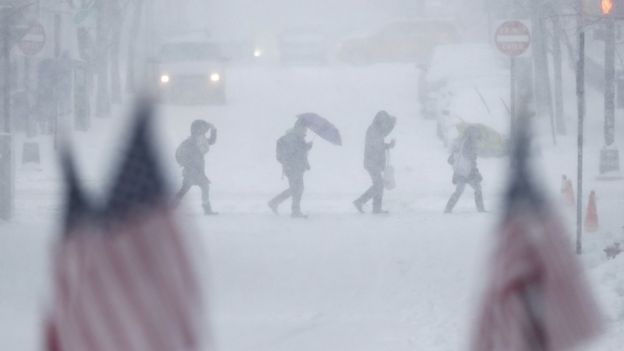 Powerful Snowstorm Blankets US East Coast - BBC News