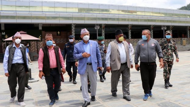 सरकारले विदेशबाट ल्याउने प्रदेश नं १ र २ का नागरिकलाई राख्न भक्तपुरमा तयार गरिएको होल्डिङ्ग सेन्टरको अवस्थाबारे अवलोकन गर्दै भौतिक पूर्वाधार तथा यातायातमन्त्री वसन्त नेम्वाङ, सांसद महेश बस्नेतलगायत ।