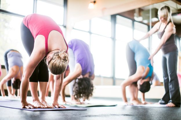 practicando yoga