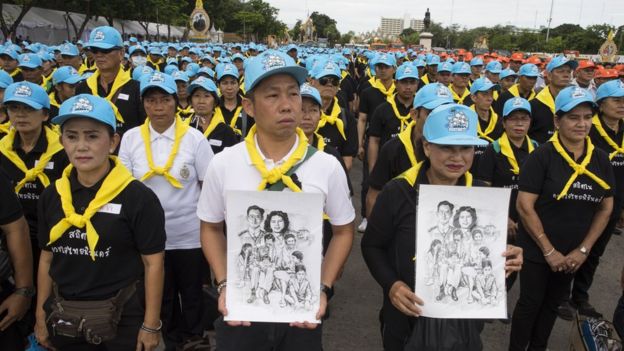 ประชาชน ที่พระลานพระราชวังดุสิต