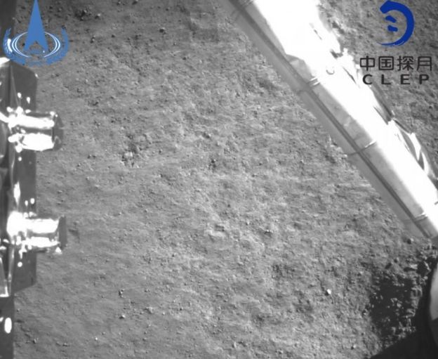 Primeiras fotos da superfície lunar - essa foto mostra uma superfície rochosa e cinzenta