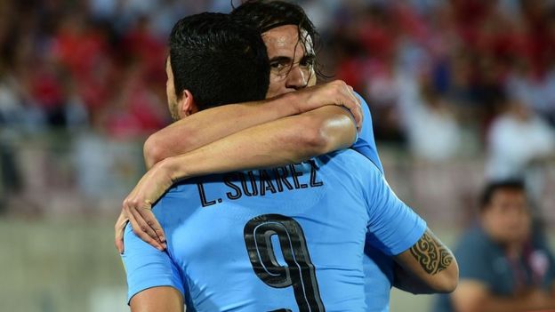 Cavani y Suárez se abrazan.