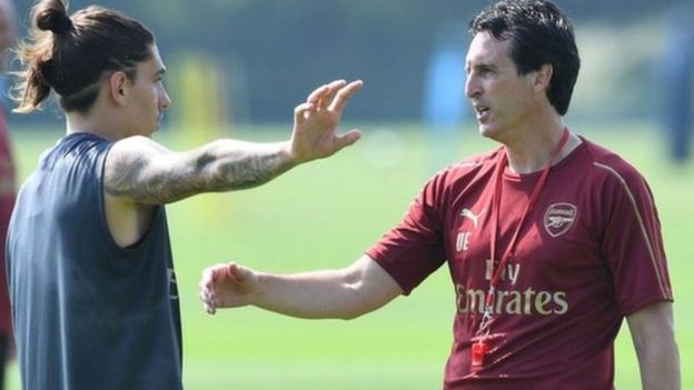 Kocha wa Arsenal Unai Emery(kulia)