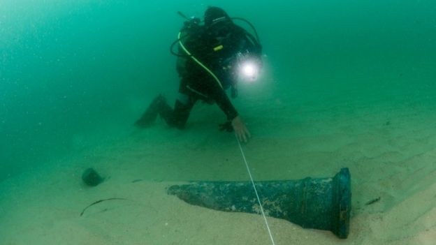 Imagem mostra mergulhador registrando imagens de objetos encontrados nas proximidades de embarcação que naufragou há 400 anos em Portugal