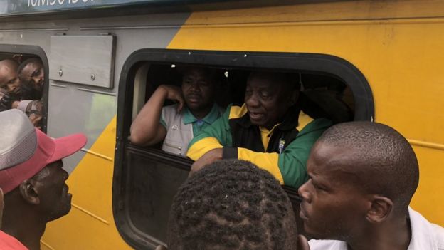 Le candidat Cyril Ramaphosa en train de discuter avec les usagers du train de banlieue.