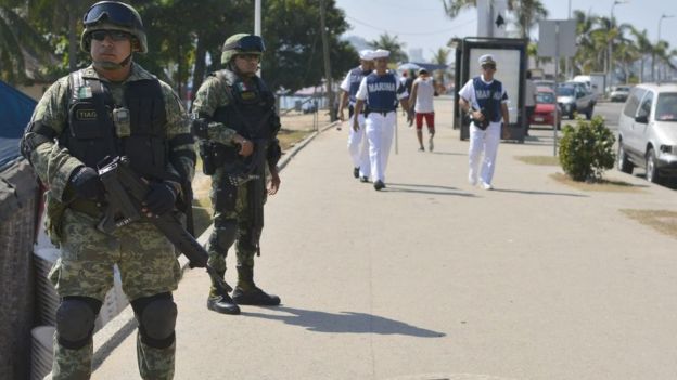 Soldados patrullando las calles de Acapulco.