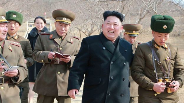 Kim Jong-un, rodeado de militares.