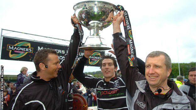 Lyn Jones (right) celebrating a Magners League title in 2007 with Sean Holley and James Hook