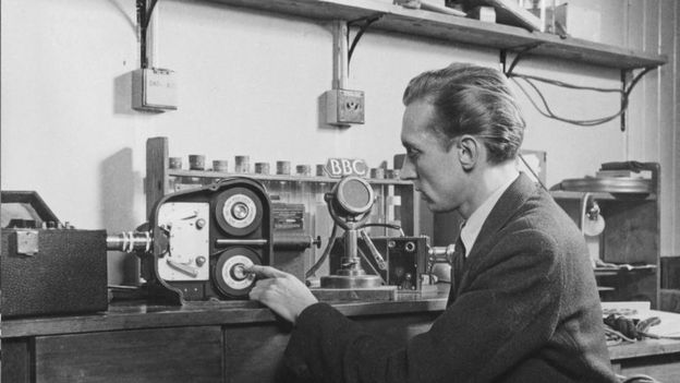 1946年1月，英国广播公司BBC的移动摄影组走访柯达实验室录制高速相机拍摄的素材。这相机每秒拍摄3000幅照片。