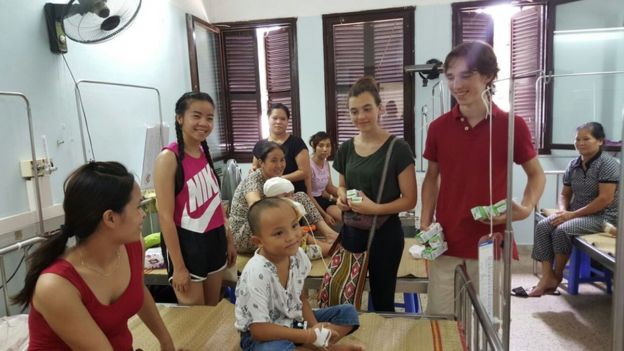 Các con của Amie cùng chị tới thăm bệnh nhân ở Bệnh viện Nhi Hà Nội hồi 2015
