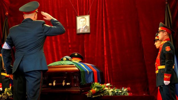 A guard of honour stands by the casket of killed rebel leader Alexander Zakharchenko, 2 September 2018