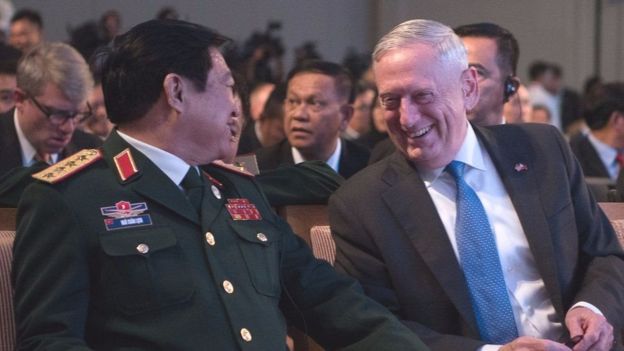 Bộ trưởng Quốc phòng Mỹ Việt gặp nhau bên lề Hội nghị Bộ trưởng Quốc phòng ASEAN mở rộng tại Manila, Philippines vào năm ngoái