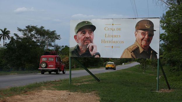 Un cartel con los rostros de los hermanos Castro en Birán, localidad natal de ambos.