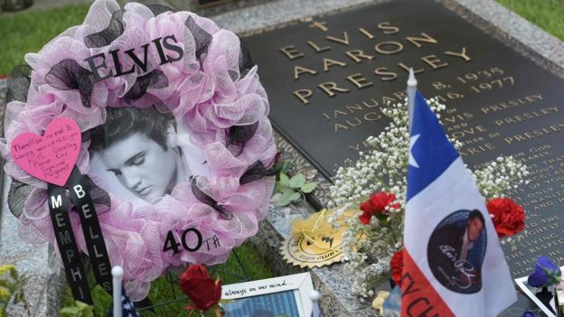 Tumba de Elvis Presley en Memphis, Estados Unidos.