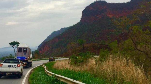 Carreta com Ramba é escoltada por dois carros da PRF de SP em estrada no Mato Grosso