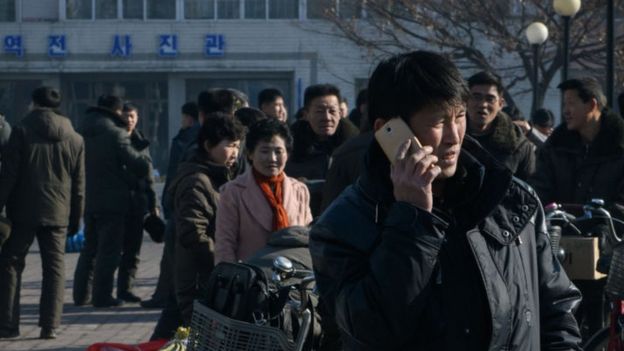 Un hombre norcoreano habla por un teléfono móvil